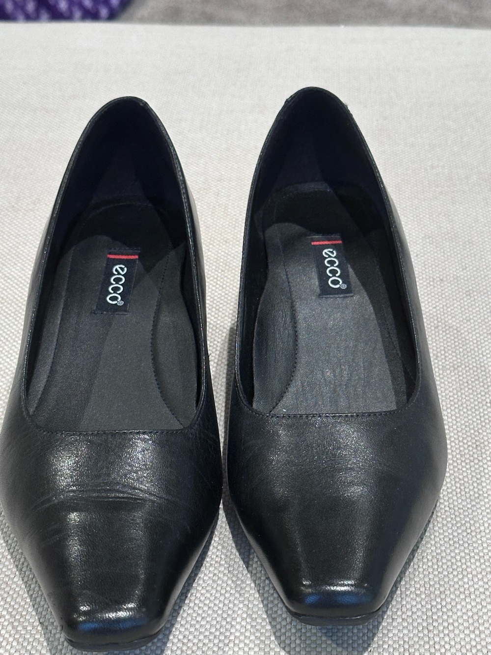 ECCO Size 39 (8) Black Leather LIKE NEW Classic Kitten Heel Pump - Picture 2 of 14